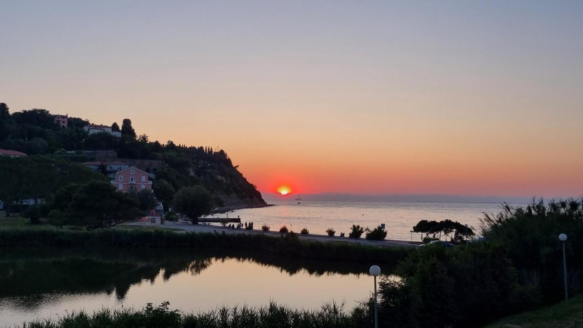 Piran Beach House - Private Oasis - Beachfront Apartment With A Sea View Terrace מראה חיצוני תמונה